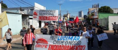 Professores protestam em frente  Cmara Municipal de Vrzea Grande