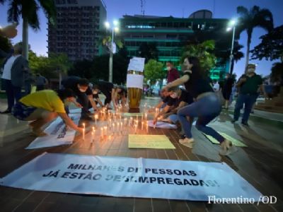 Com caixo e velas, empresrios fazem carreata e protestam por reabertura em Cuiab