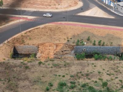 Muro de conteno cai e moradores temem alagamento em Cuiab