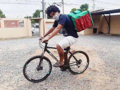Desempregado, jovem sobrevive fazendo entregas de bicicletas