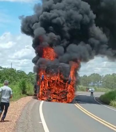 Motociclista morre e passageiros ficam presos dentro de nibus em chamas na MT-010