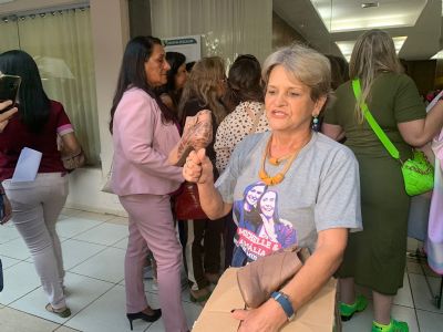 Michelle Bolsonaro autografa bota de apoiadora