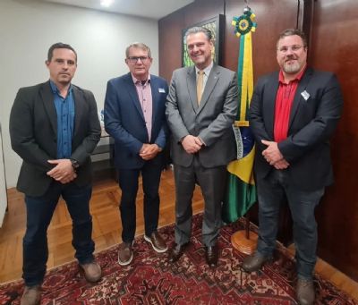 ​Prefeito de Querencia, Fernando Gorgen com o Ministro da Agricultura Carlos Fvaro