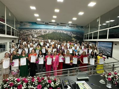 Homenagem presidida pela vereadora Michelly Alencar rene mais de 120 mulheres