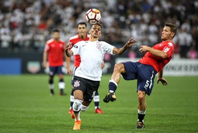 Rumo ao Benfica, Pedrinho busca primeiro gol em Libertadores e vira esperana no Corinthians