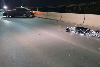 ​Corolla atinge moto no viaduto na Av. das Torres e mata idoso