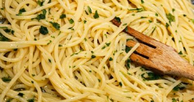 Aprenda a fazer um delicioso espaguete alho e leo
