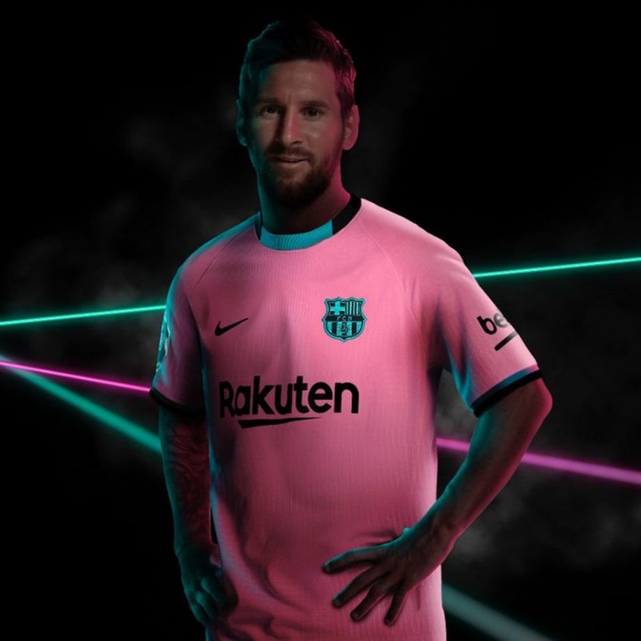 Barcelona usa Messi como modelo para divulgar nova camisa rosa com detalhes em verde