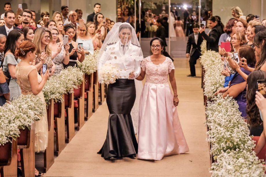 Capit da PM usa vestido farda em cerim nia de casamento na