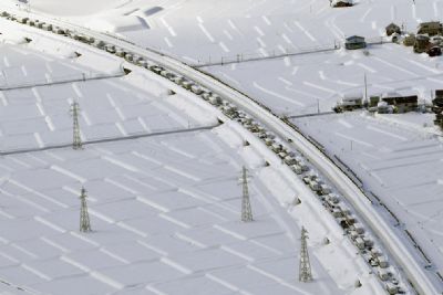 Motoristas ficam presos em rodovia durante nevasca no Japo