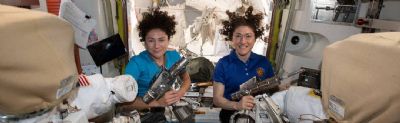 Nasa faz a primeira caminhada espacial de astronautas mulheres