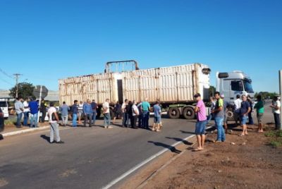 Contra alta do diesel, caminhoneiros fecham rodovia de MT