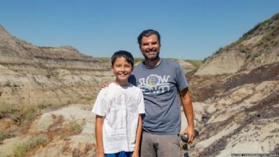 Menino de 12 anos descobre esqueleto raro de dinossauro no Canad