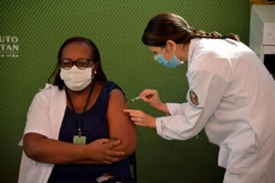 Enfermeira de 54 anos  a primeira brasileira a receber dose da vacina do Instituto Butantan