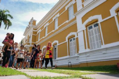 Biblioteca Estevo de Mendona realiza colnia de frias gratuita com teatro, oficinas e pintura