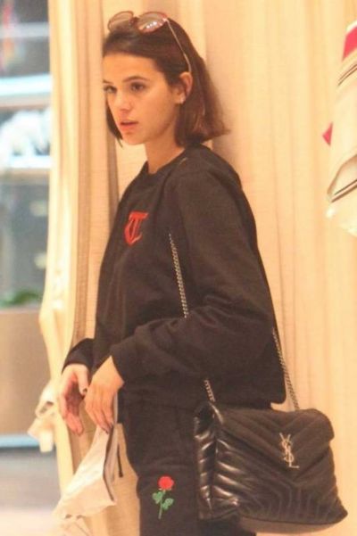 Bruna Marquezine usa bolsa de R$ 17 mil com look despojado em tarde de compras