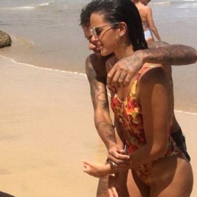 Bruna Marquezine curte dia na praia ao lado de Neymar