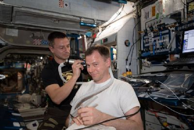 Veja como os astronautas cortam o cabelo