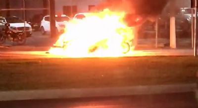 Motoristas so surpreendidos por incndio em carro na Avenida do CPA em Cuiab