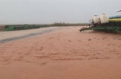 Chuvas alagam lavouras, causam atoleiros e preocupam produtores rurais