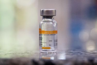 Cuiab recebe novas doses da vacina contra a Covid e deve comear imunizao de idosos nesta quarta-feira