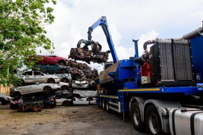Detran-MT prensa e recicla 900 carros e motos em Cuiab