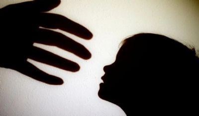 Me e padrasto so presos por estupro de criana de 11 anos