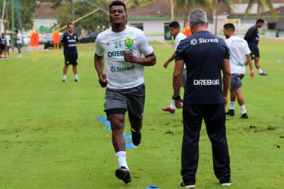 Zagueiro Paulo reaparece nos treinos do Cuiab, mas ainda  dvida na grande final