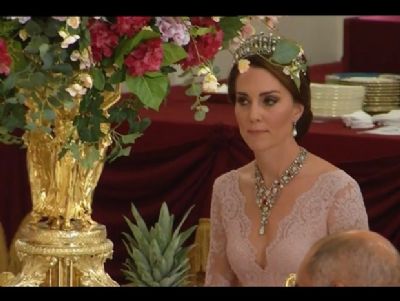 Vestindo coroa de Diana, Kate Middleton 
