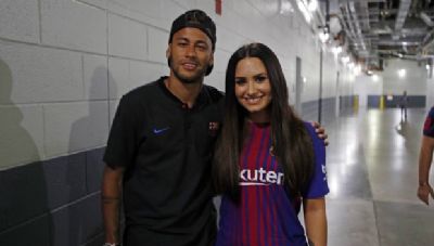Aps elogio de Neymar, Demi Lovato vai ao jogo do Barcelona nos EUA