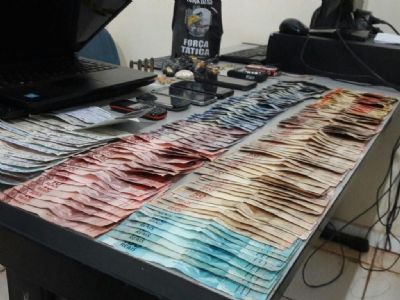 PM prende trs por trfico de droga e apreende mais de R$ 30 mil