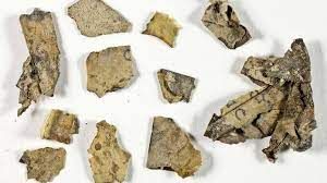 Arqueólogos israelitas encontram fragmentos de texto bíblico em caverna