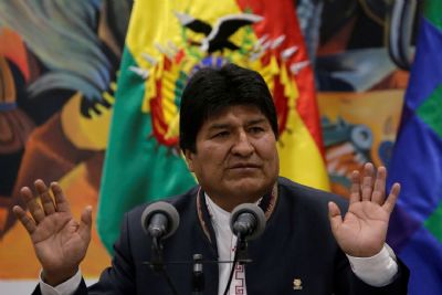 Aps renncia de Morales, Bolvia tem vazio de poder