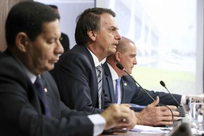 ​Bolsonaro prope idade mnima de 62 anos para homem e 57 para mulher