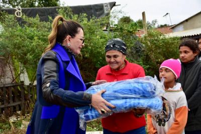 Primeira-dama entrega cobertores do programa SER Famlia Aconchego