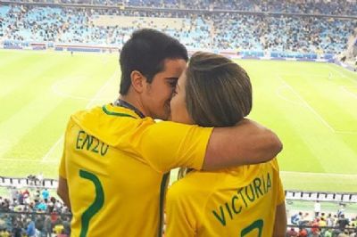 Enzo Celulari beija namorada em foto e faz graa: 