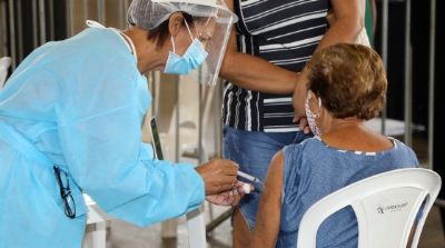 Operao de vacinao em massa ir vacinar trs mil idosos por dia