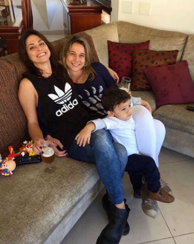 Fernanda Gentil posa com namorada e filho em momento de lazer