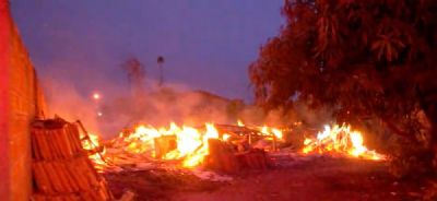 Depsito de madeira em marcenaria pega fogo em bairro de Cuiab