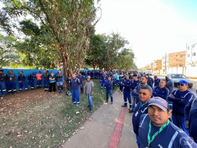 ​Trabalhadores da guas Cuiab protestam e ameaam greve