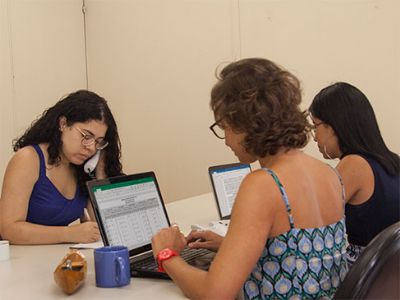 Mulheres estudam mais no Brasil, mas tm renda 41,5% menor que homens, diz ONU