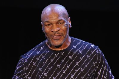 Volta de Mike Tyson aos ringues contra Roy Jones Jr.  adiada para novembro