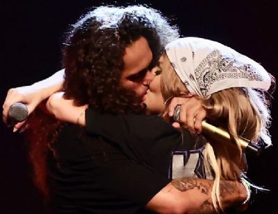 Lusa Sonza sobe ao palco durante show e troca beijos com Vito