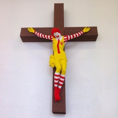 ​Palhao do McDonalds crucificado como se fosse Jesus Cristo gera polmica