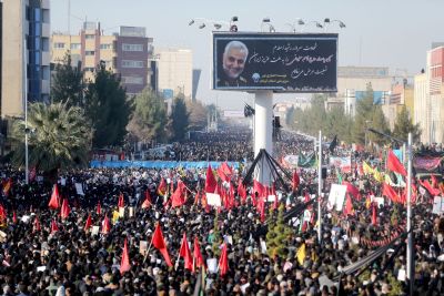 Funeral de general iraniano rene milhares em sua cidade natal; tumulto deixa mortos