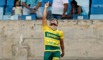 ​Volante comemora titularidade e avalia recuperao do Cuiab no Brasileiro