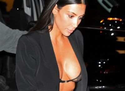 Kim Kardashian ousa e suti transparente vira top em passeio