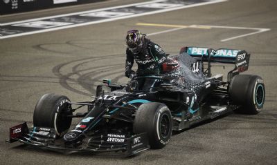 F1: sem confirmar Hamilton, Mercedes anuncia lanamento de novo carro