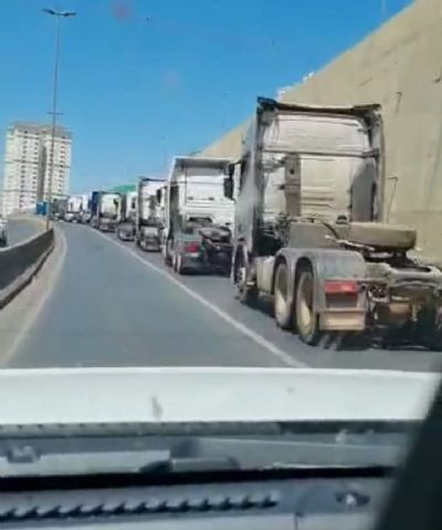 Centenas de caminhoneiros lotam as ruas de Cuiab