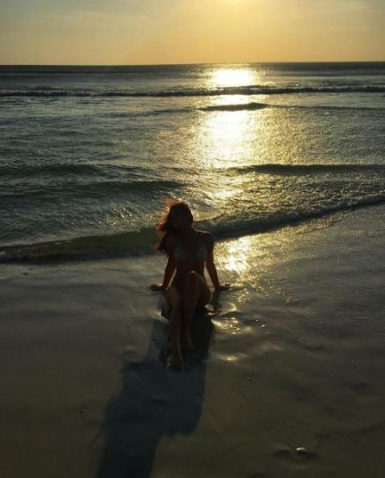 De biquni branco, Marina Ruy Barbosa posa com pr-do-sol ao fundo